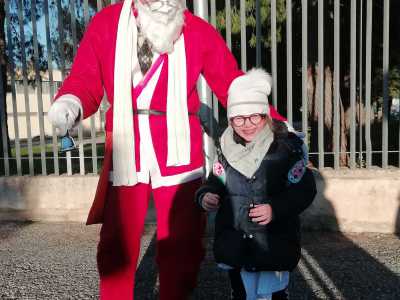 Dal 2017 il nonno si fa trovare puntualissimo all'orario di entrata e di uscita della scuola, per animare e regalare sorrisi ai piccoli studenti della Rodari con travestimenti (come quello di Babbo Natale), regali, balletti, canzoncine e parole di conforto per i piccoli 